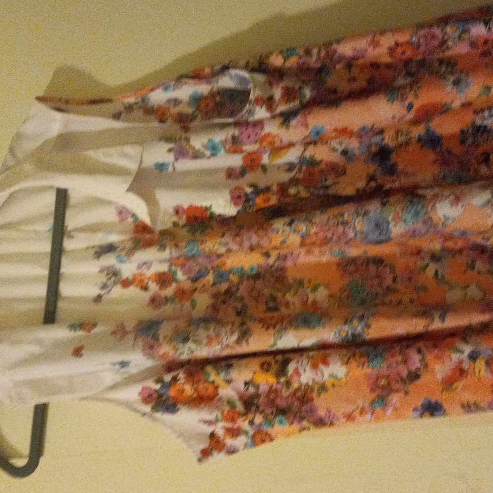 Milano Woman light floral sleeveless hi low top